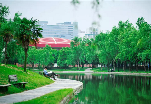 我们在 安工程开始四年精彩的大学生活 这里有最浓的学习氛围 最热情