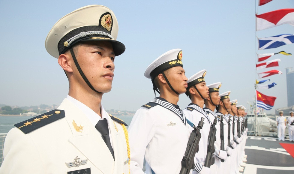 不同于普通的迷彩服, 海军式的白色制服非常帅气!