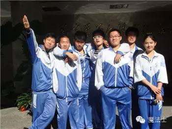 北京清华大学,当时大学生穿着校服参加体育活动.