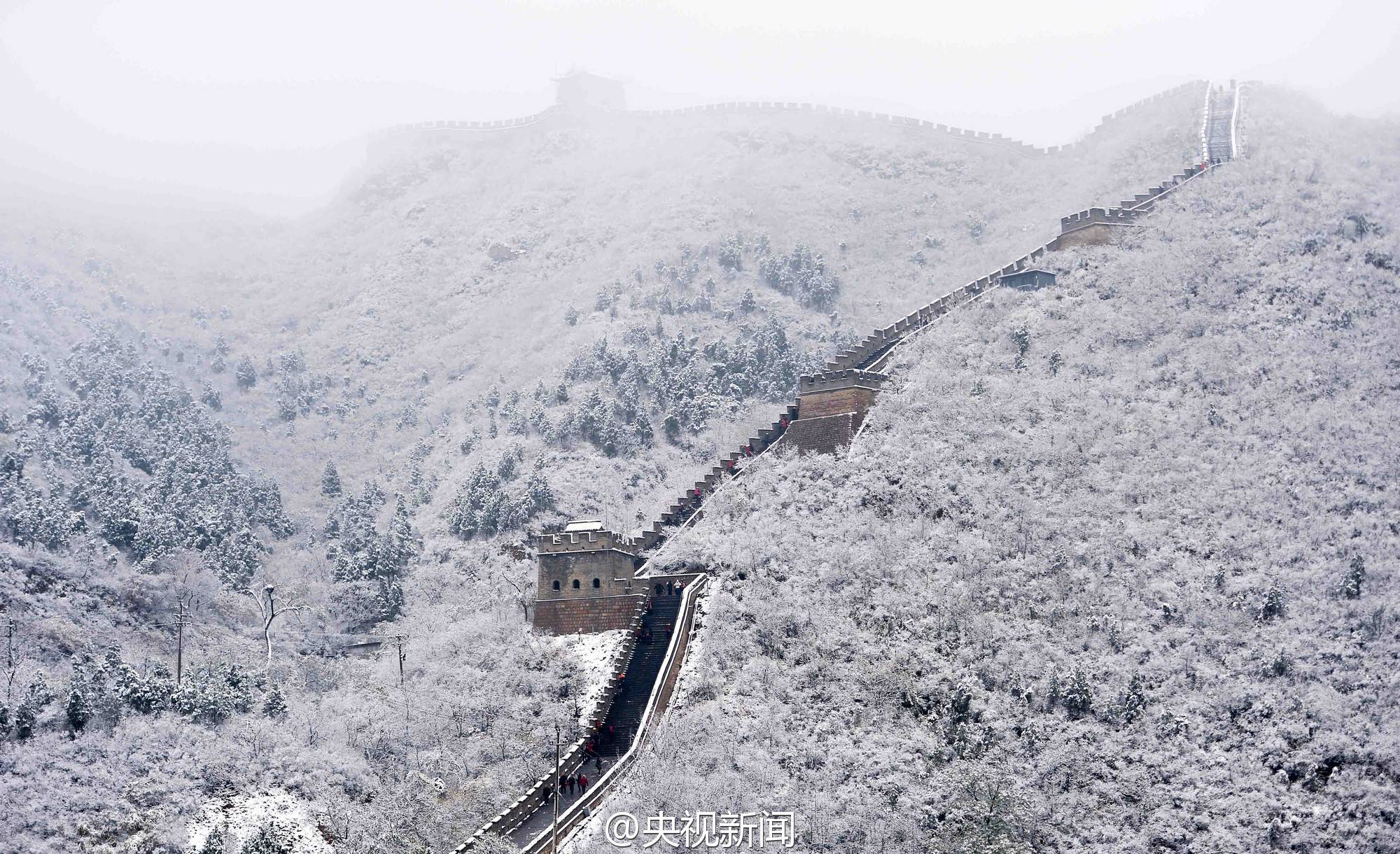 在冰雪覆盖下的万里长城,少了些许的庄严,多了几分冬日的美丽