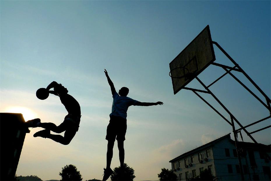 练习瑜伽,踩动感单车……你若嫌过于孤独寂寞,就叫上小伙伴打一场篮球